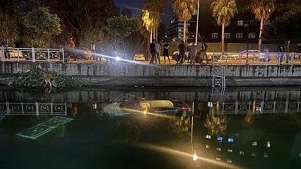 Adana'da otomobil sulama kanalına düştü
