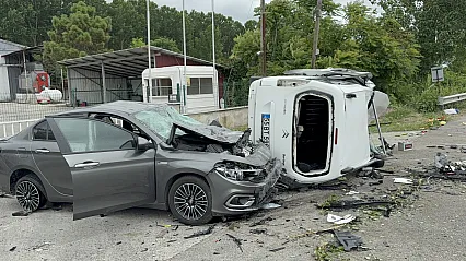 Ağaca çarpıp havalanan araç, karşı şeritteki otomobilin üzerine düştü: 4 yaralı