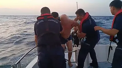 Akıntıya kapılan baba-kızın imdadına sahil güvenlik yetişti