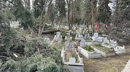 Alaçam'da fırtına mezarlıkta hasara yol açtı