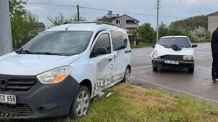 Alaçam'da otomobil bariyerlere çarptı: 3 yaralı