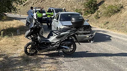 Alçılı koluyla kullandığı motosikletle kaza yaptı
