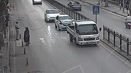 Amasya'da yayaya yol veren kamyonete otomobil çarptı 1 yaralı