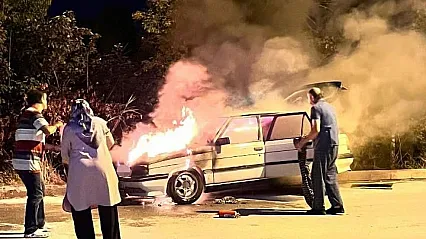 Ankara'da elektrik aksamı tutuşan araç kül oldu