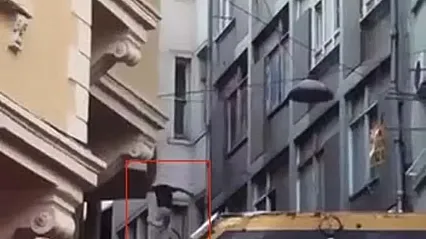 Beyoğlu'nda yürekleri ağza getiren anlar: Elektrik tellerinden itfaiye minderine düştü!