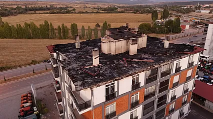 Beyşehir'de çatı yangınında mahsur kalan usta son anda kurtarıldı
