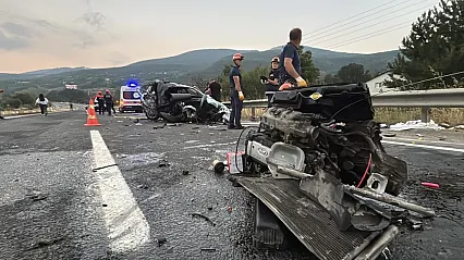 Bolu D-100'de refüjü aşan otomobil faciaya yol açtı: 1 kişi yaşamını yitirdi, 2 sürücü ağır yaralandı