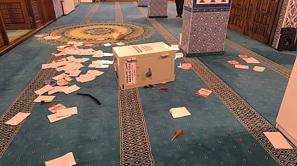 Camideki bağış kasasını devirdiler, paraları alamadan kaçtılar