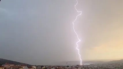 Çanakkale'de yıldırımın isabet ettiği ağaçta yangın çıktı