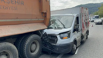 Canik'te kamyonet kamyona arkadan çarptı: 1 yaralı