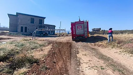 Damperi elektrik tellerine takılan kamyon yangın çıkardı