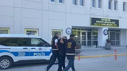 Elini öperek 2 milyonluk altınları alan şüpheli, başka bir dolandırıcılığın parasıyla yakalandı