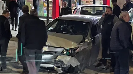 Erzurum'da otomobilin direksiyonu kilitlendi: 3 araçlı zincirleme kazada 1 kişi yaralandı