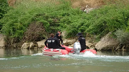 Göksu Çayı'nda kaybolan genç için arama çalışmaları sürüyor