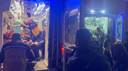 Hakkari'de göçmenleri taşıyan minibüs dereye yuvarlandı: 20 yaralı