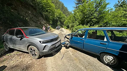İki otomobil çarpıştı: 5 yaralı