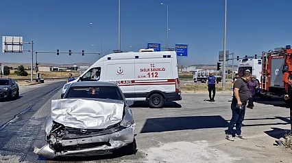 İki otomobil kavşakta çarpıştı: 5 yaralı