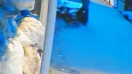 İnegöl'de telefonla oynayan elektrikli bisiklet sürücüsü kazaya neden oldu