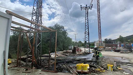 İnşaat alanındaki yangın mahalleyi elektriksiz bıraktı