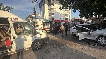 İşçi Servisi ile Otomobil Çarpıştı: 5 Kişi Yaralandı