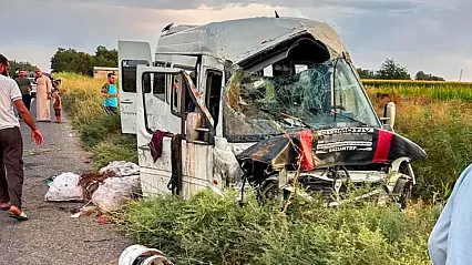 İşçileri taşıyan servis tahliye kanalına devrildi: 15 yaralı