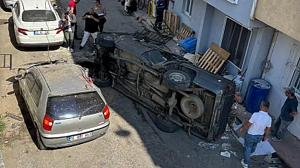 İstinat duvarından araçların üzerine düşen pikaptaki 2 kişi yaralandı