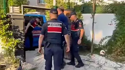 İzmir'deki yolsuzluk soruşturmasında firari başkan yardımcısı MİT destekli operasyonla yakalandı