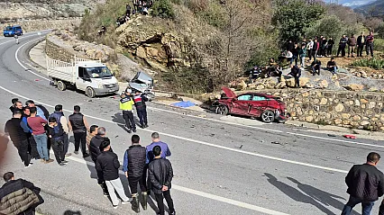 Kamyon virajı alamayıp 2 otomobile çarptı