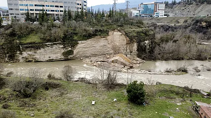 Karabük'te yamaçtan kopan kaya parçaları çaya düştü