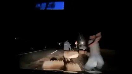 Kazayı fark ettirmek için yola saman balyası koydu, otomobil çarptı: O anlar kamerada