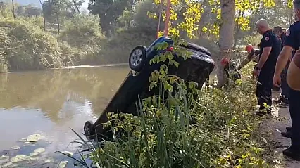 Kocaeli'de feci kaza: Dereye uçan otomobilin sürücüsü hayatını kaybetti