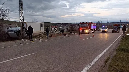 Kontrolden çıkan otomobil takla attı, 2 kişi yaralandı