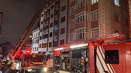 Küçükçekmece'de boşaltılan binanın çatısında yangın