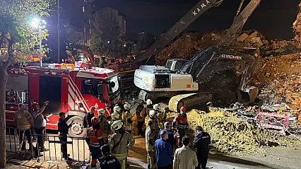 Küçükçekmece'de yıkım sırasında çökme 2 yaralı enkaz altında arama başlatıldı