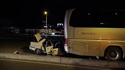Malatya'da arızalanan yolcu otobüsüne otomobil çarptı: 1'i ağır 3 yaralı