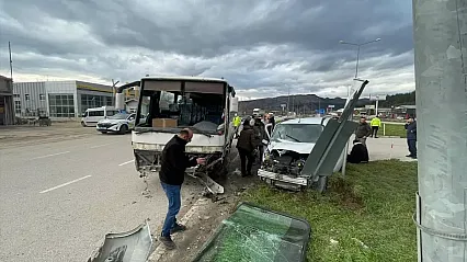 Midibüs ile kamyonet çarpıştı