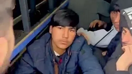 Minibüs kasasında insan taşıdılar