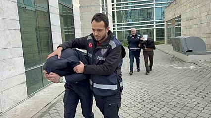 Müşteriyi darp edip, kredi kartından para çektiler