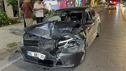 Otomobil hafif ticari araca arkadan çarptı