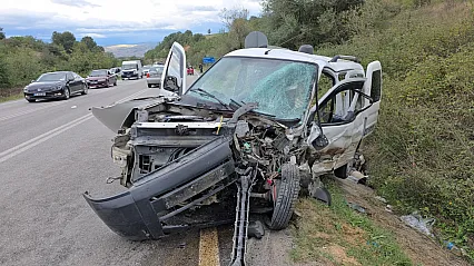 Otomobil ile hafif ticari araç kafa kafaya çarpıştı