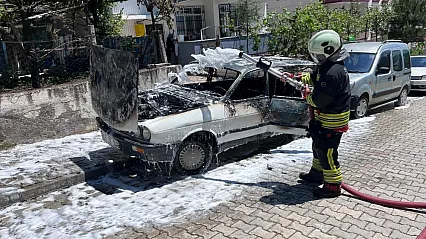 Park ettiği araçtan geriye enkaz kaldı