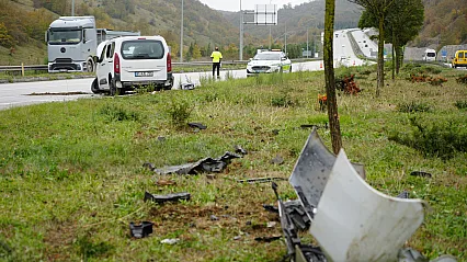 Samsun Ankara karayolunda kaza araç refüje çıktı 3 yaralı