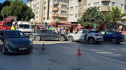 Samsun'da 3 araç birbirine girdi
