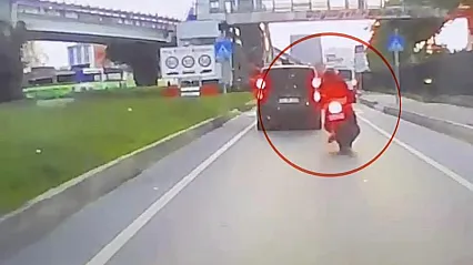 Samsun'da motosiklet park halindeki minibüse çarptı