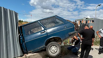 Samsun'da otomobil fabrika sahasına uçtu: 1 yaralı