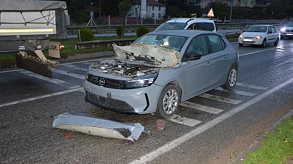 Samsun'da otomobil tırla çarpıştı: 2 kişi yaralandı