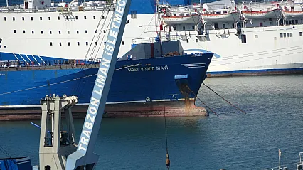 Vurulan Ro-Ro gemisi Trabzon Limanı'na demirledi