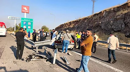 Şanlıurfa'da feci kaza: Bariyerlere saplanan otomobilde 1 kişi hayatını kaybetti