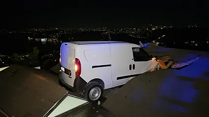 Sarıyer'de akılalmaz kaza! Yokuşta kayan araç evin çatısına uçtu