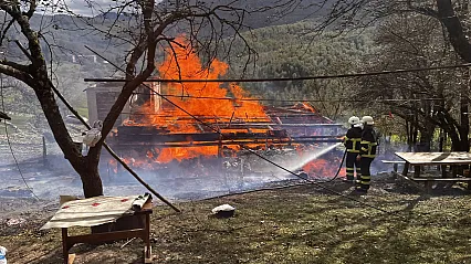 Sinop'ta fırtına yangını büyüttü! Tek katlı ev küle döndü